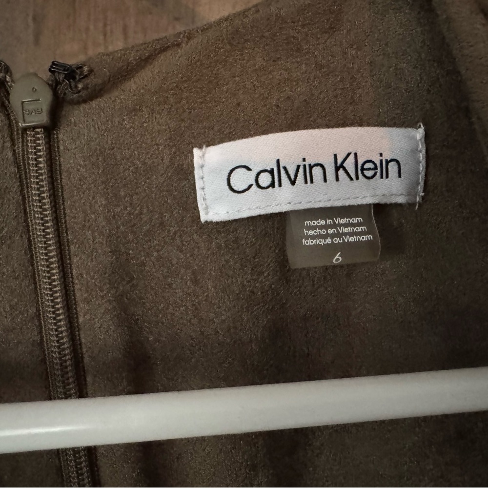 Calvin Klein - Picture 2 of 9